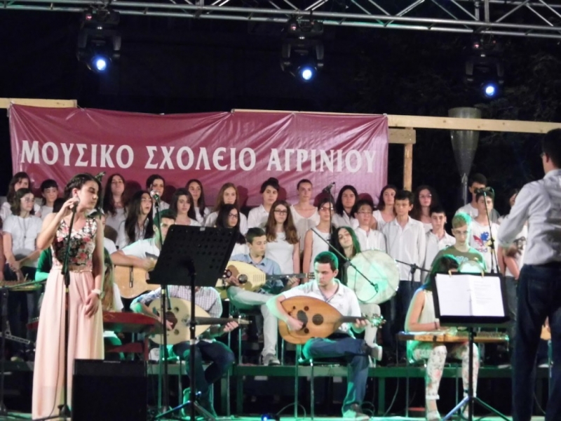 Τα παιδιά τραγούδισαν για την πόλη και ενθουσίασαν τους Αγρινιώτες (video)