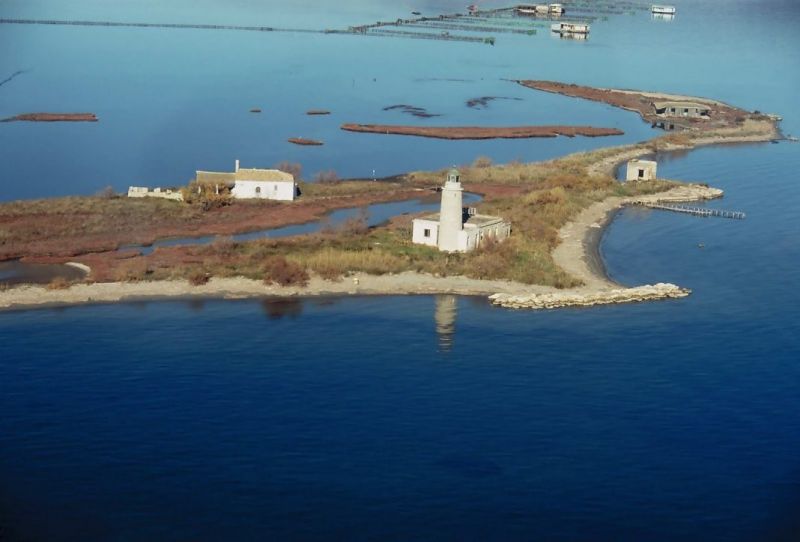 Ο φάρος στον Άγιο Σώστη, μια νοσταλγική πινελιά μέσα στη λιμνοθάλασσα Μεσολογγίου