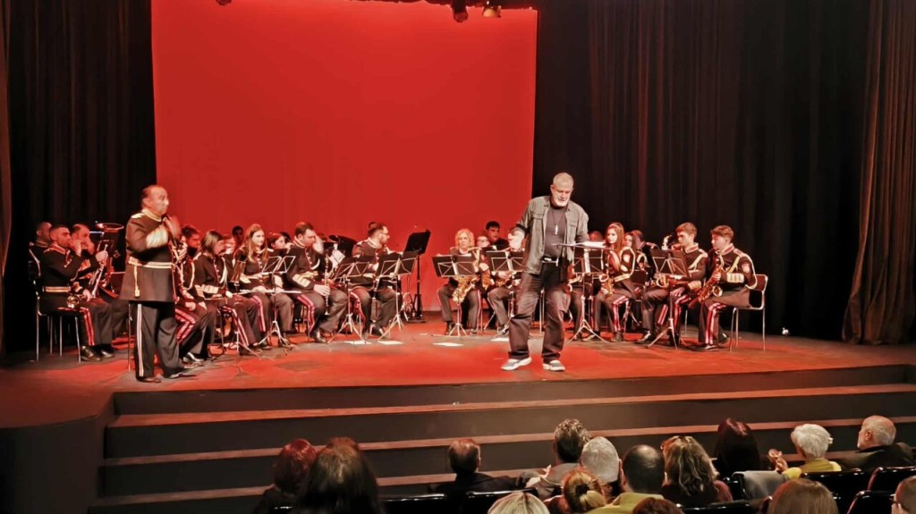 Καθήλωσε μικρούς και μεγάλους ο Πασχάλης Τσαρούχας και η Φιλαρμονική Αγρινίου στους «Μαγικούς Μελομπιέδες»