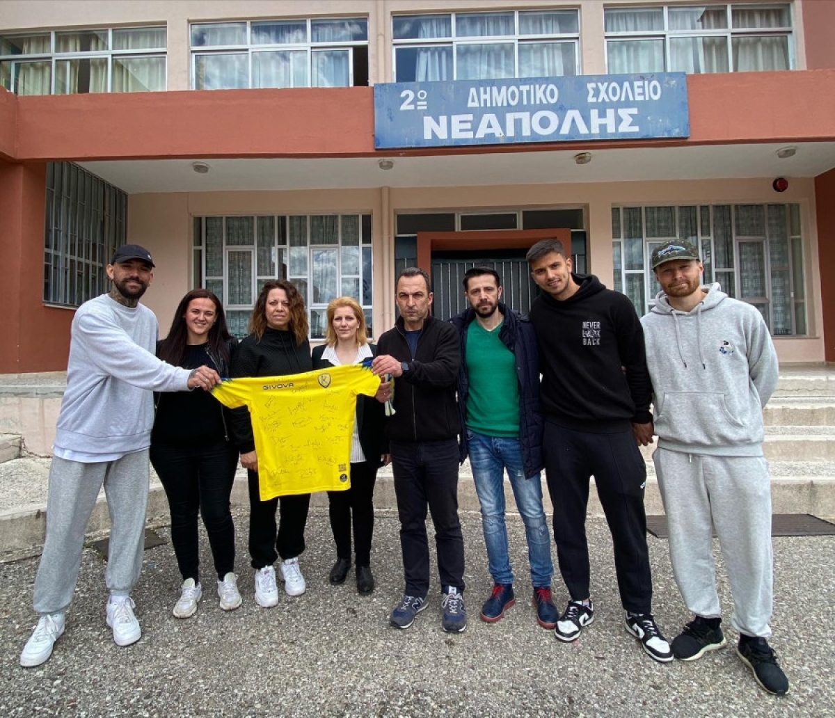Παναιτωλικός: Αθλητικό εξοπλισμό και αυτόγραφα μοίρασαν παίκτες της ομάδας στο 2ο Δημοτικό σχολείο Νεάπολης