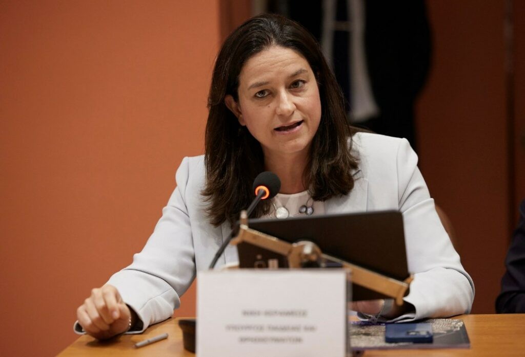 Κεραμέως: Επίδομα μητρότητας σε εργαζόμενες μητέρες σε τέως ΔΕΚΟ, τράπεζες, ΜΜΕ -Αναδρομικά από τον Νοέμβριο του 2022