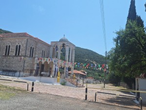 Θέρμο: Πλήθος πιστών στην Αγία Τριάδα για τη Δευτέρα του Αγίου Πνεύματος