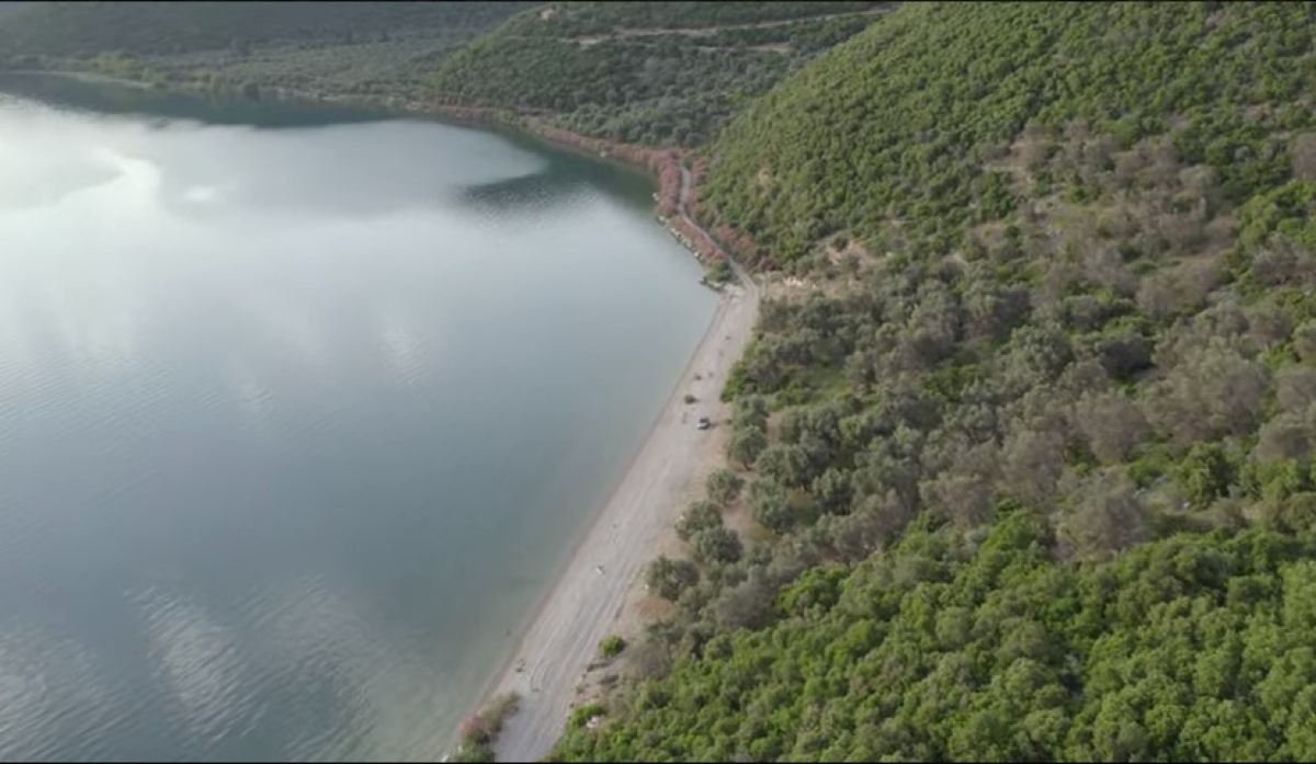 Βίντεο: Η δημοφιλής παραλία της Τριχωνίδας