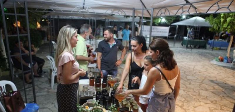 Έκθεση τοπικών προϊόντων από το Σύλλογο γυναικών Αστακού (ΔΕΙΤΕ ΦΩΤΟ)