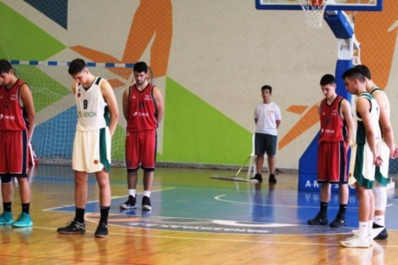 Πανελλήνιο Μπάσκετ Παίδων στο Αγρίνιο : Ενός λεπτού σιγή για τον Κώστα Πολίτη