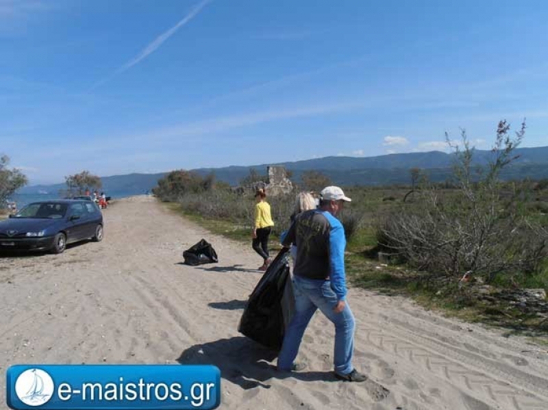 Εθελοντικός καθαρισμός στην παραλία Αράπη (φωτό)