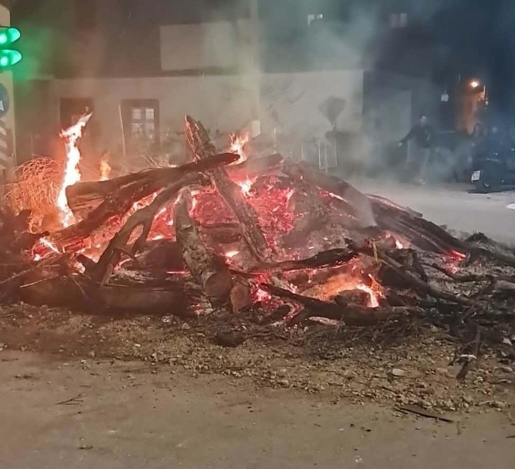 Στη Βόνιτσα συνεχίζεται το έθιμο των Αγραπνιών στους Αγίους Αποστόλους Μπούχαλης