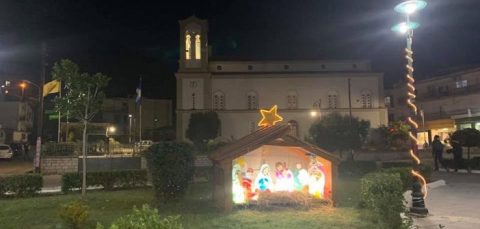Στολισμός της πλατείας του Αστακού ενόψει Χριστουγέννων (Φωτο)