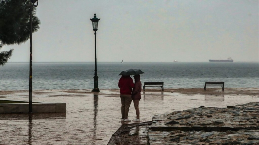 Καιρός: Μεταβολή με βροχές και καταιγίδες – Από Κυριακή σταδιακή βελτίωση