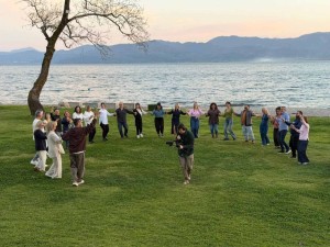 Άκης Πετρετζίκης: Κέφι και παραδοσιακοί χοροί στην Τριχωνίδα με τον Λαογραφικό Όμιλο της ΓΕΑ