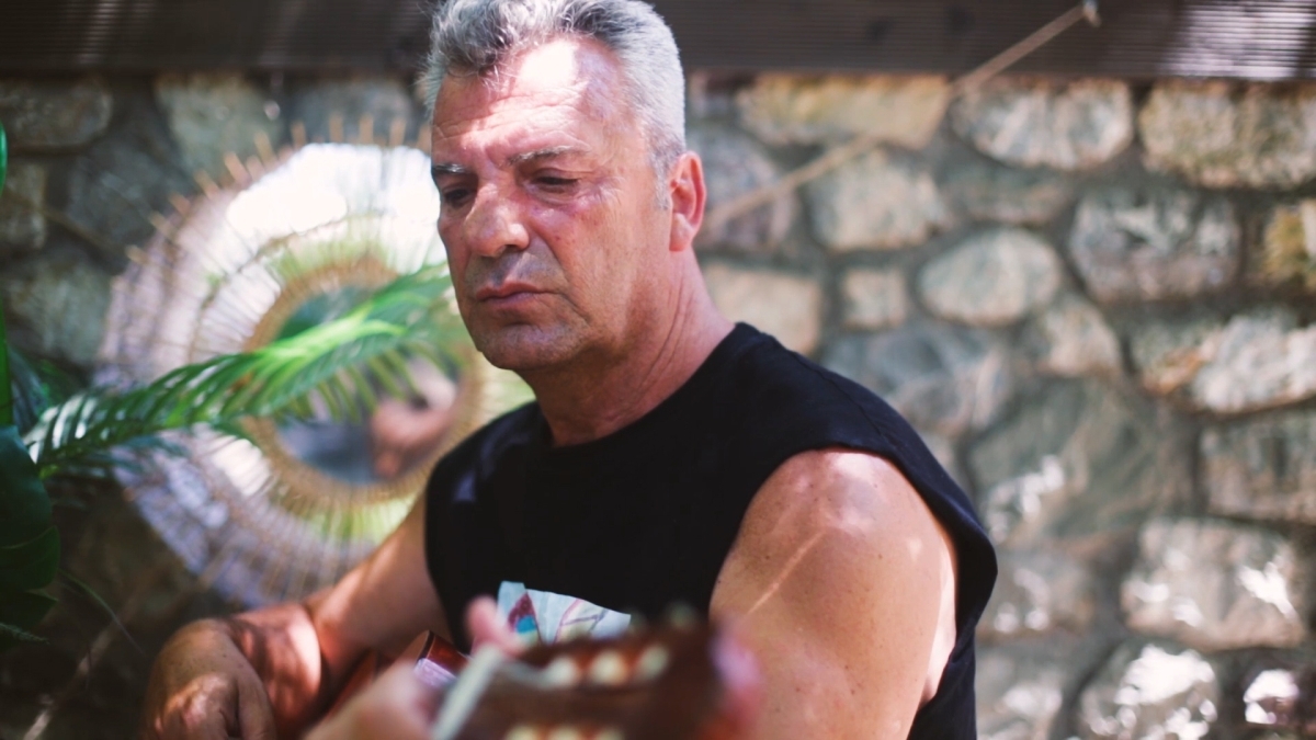 Ο Βασίλης Κολοβός αφιερώνει το νέο του τραγούδι "FREE DOG" στα αδέσποτα