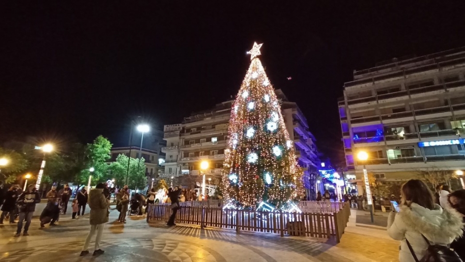 Φωταγωγήθηκε το χριστουγεννιάτικο δέντρο στο Αγρίνιο