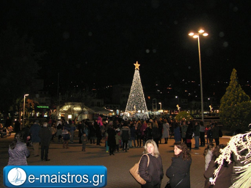 Η Αμφιλοχία φόρεσε τα χριστουγεννιάτικα – Άναψε το δέντρο στην πλατεία