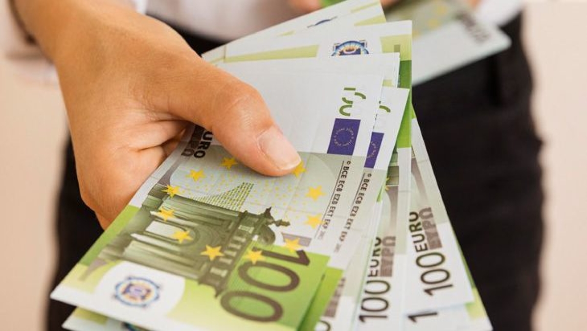 Έρχεται τριπλή αύξηση μισθών έως 30% το 2024