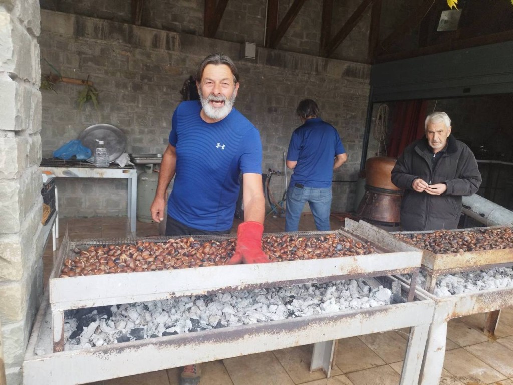 Ναυπακτία: Άρχισε το γλέντι στην Άνω Χώρα, στη γιορτή τσίπουρου και κάστανου - Πλήθος κόσμου στην διοργάνωση