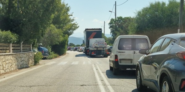 Η καθημερινή ταλαιπωρία από την έλλειψη πλωτής γέφυρας στη Λευκάδα