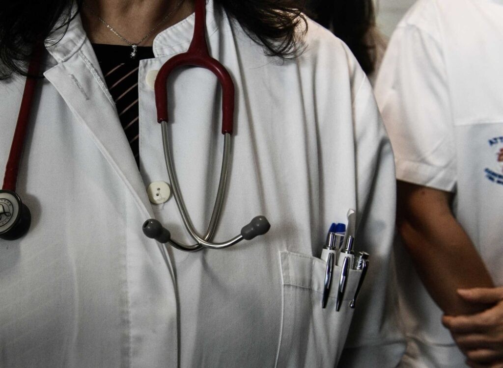 Brain drain: Γιατί επιστρέφουν με τόσο αργό ρυθμό οι γιατροί στην Ελλάδα – 3 επιστήμονες απαντούν