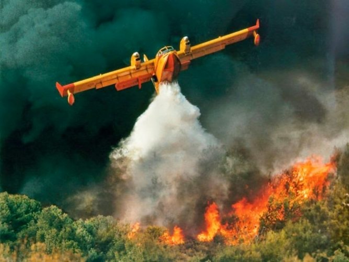 Στης Ελλάδας την ολόμαυρη ράχη περπατώντας η φλόγα μονάχη…