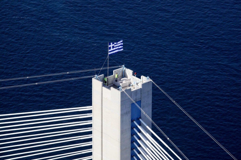 Η γαλανόλευκη στη Γέφυρα για την 11η επέτειο εγκαινίων