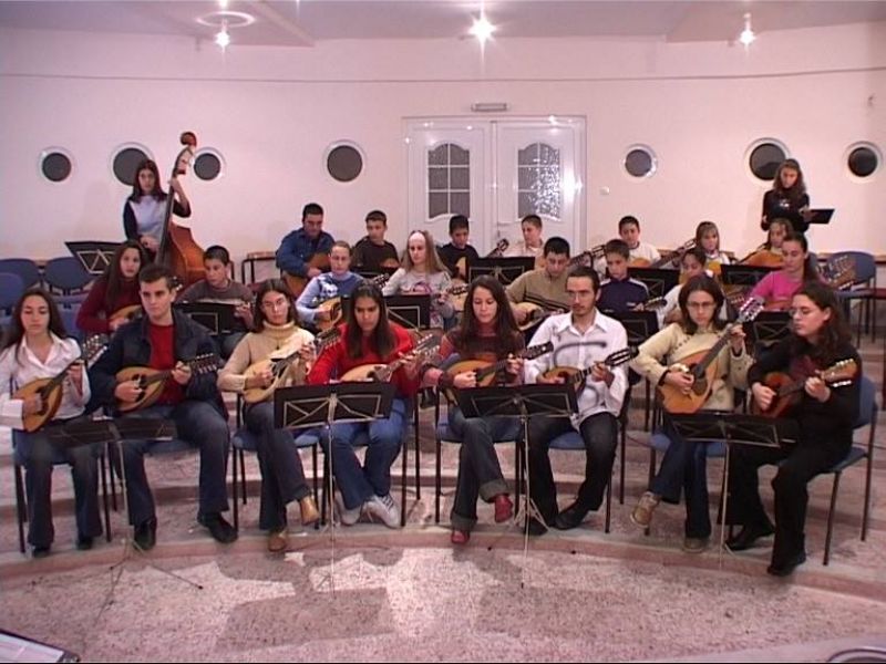 H oρχήστρα νυκτών έγχορδων Νεοχωρίου στην εκπομπή «Στην Υγεία μας ρε παιδιά»
