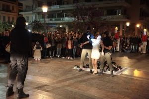 &quot;5 η ώρα που ΧΑΡΑΖΕΙ&quot;: Το δρώμενο που έδειξε την ευαισθησία των Αγρινιωτών για την ιστορία του τόπου τους