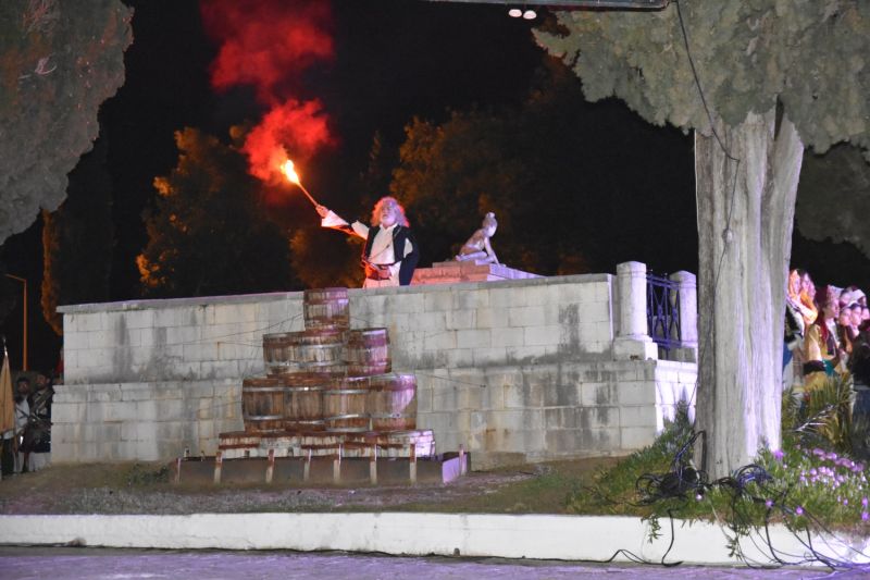Με την αναπαράσταση της ανατίναξης του Δημογέροντα Χρήστου Καψάλη ολοκληρώθηκε πριν λίγο στον Κήπο των Ηρώων, η τελετή για τα 193 χρόνια από την Έξοδο των Ελεύθερων Πολιορκημένων