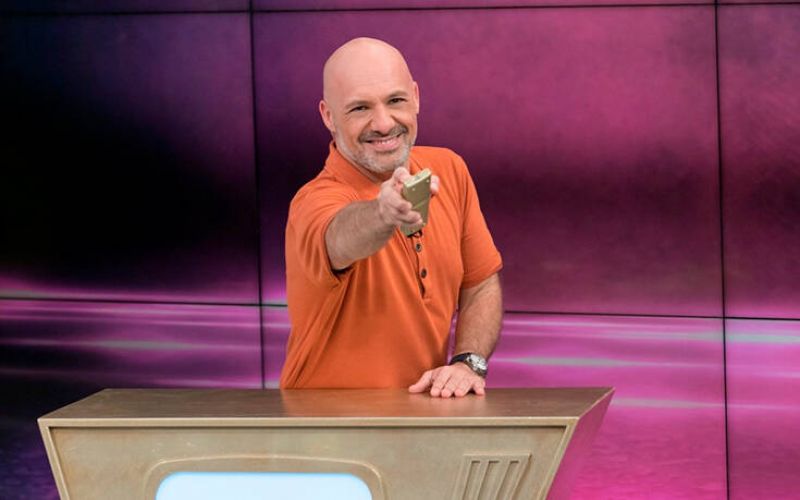 Ο Νίκος Μουτσινάς xορεύει  πάλι την &#039;&#039;Σταυρούλα&#039;&#039; και οχι μόνος αυτή την φορά. (video)