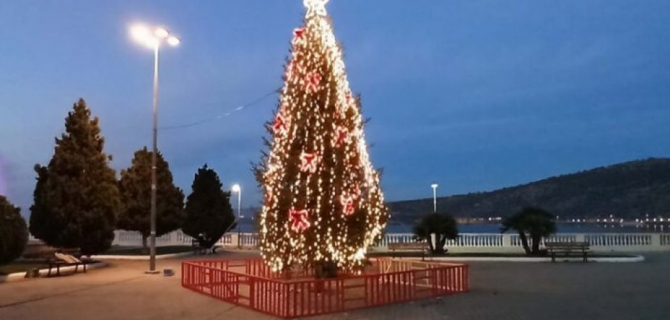 Αμφιλοχία: Φωταγωγήθηκε το Χριστουγεννιάτικο δέντρο