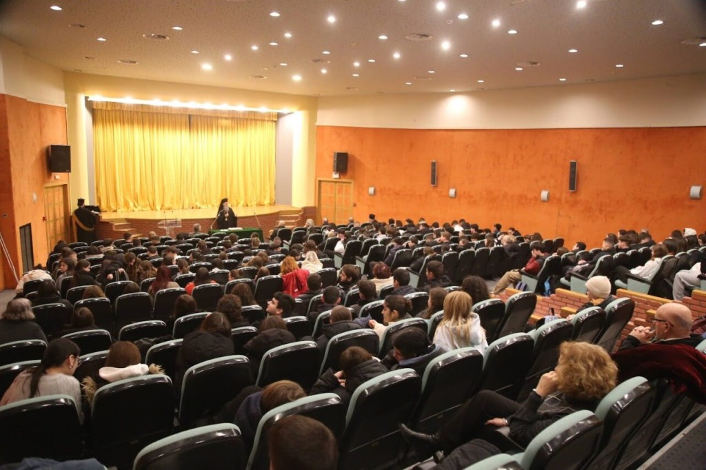 Ο Μητροπολίτης Ιερόθεος εμπνέει μαθητές και καθηγητές στα σχολεία της Ναυπάκτου