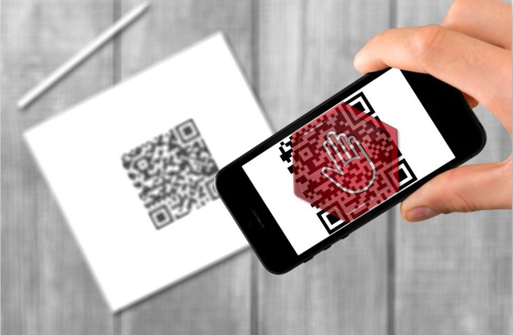 Μεγάλη απάτη QR code scams που «χτυπά» παντού.Πώς σας κλέβουν χρήματα με ένα απλό σκανάρισμα